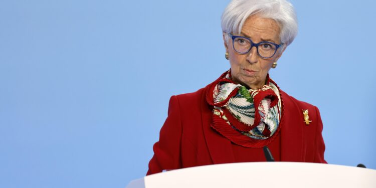 Bce, esperti avvertono: “Eurozona debole, c’è rischio recessione”