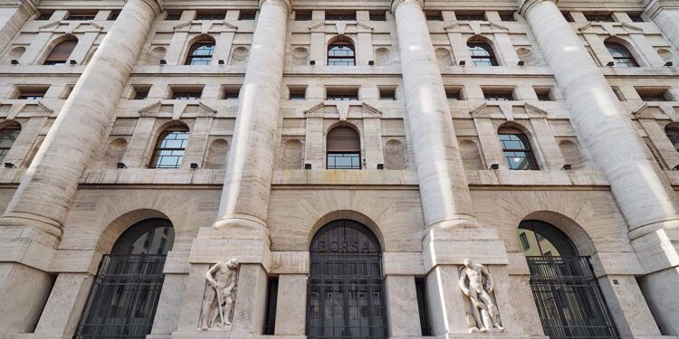 Piazza Affari guarda a BCE e Fed: inflazione in frenata, banche sotto esame