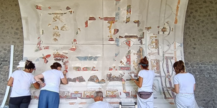 Pompei restituisce il soffitto dionisiaco di una sala da banchetto della Regio IX
