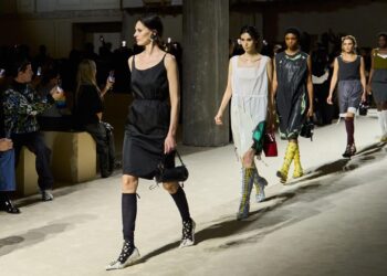 Prada accelera e apre nuovo ciclo crescita, riflettori su Versace