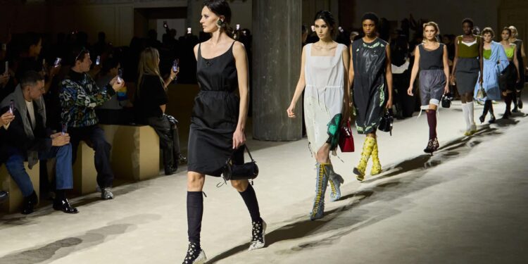 Prada accelera e apre nuovo ciclo crescita, riflettori su Versace