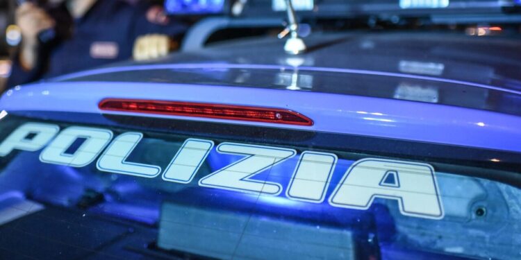 Prostituzione in hotel e luoghi affollati, sfruttavano anche le mogli