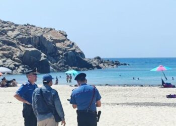 Ragazza sul sup travolta e ferita da una barca di migranti