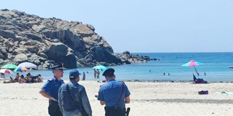 Ragazza sul sup travolta e ferita da una barca di migranti