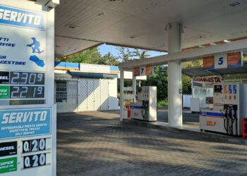 Sei paesi Ue chiedono tassa su extraprofitti compagnie petrolifere, anche l’Italia