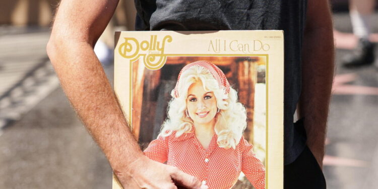 Dolly Parton sepolta accanto al marito a Nashville, funerali in forma privata