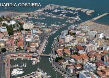 Arrestato l’uomo che si era lanciato in auto con la moglie nel porto