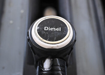Countdown per la stangata delle accise. Spunta una tassa Ue sui profitti dei petrolieri