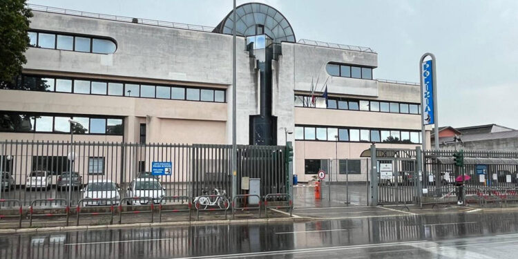 Uccide a coltellate la madre malata, attesa convalida arresto del figlio