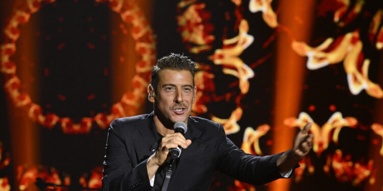Gabbani dopo il malore, ‘somma di caldo e stanchezza, sto bene, stasera sul palco’