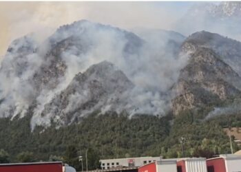 Incendio sui monti del Friuli, in azione tagliafuoco e Canadair
