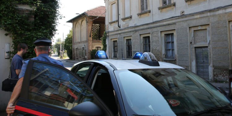 Aggredisce moglie e figlia a martellate, arrestato 55enne in Brianza