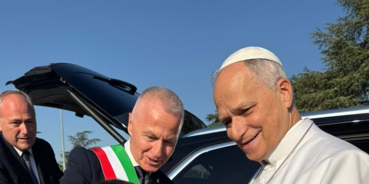 Cercava numero telefono del Papa, il piccolo Tommaso lo incontra ad Assisi