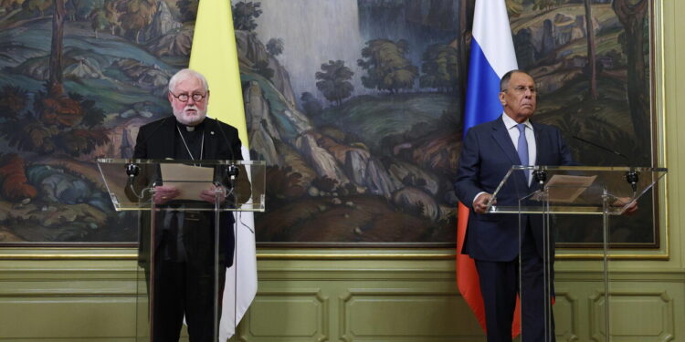 Mons. Gallagher, per risolvere guerra in Ucraina non isolare Mosca
