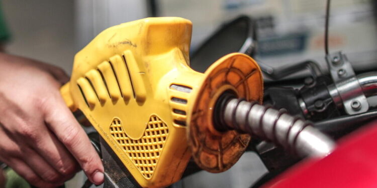 Corrono i prezzi dei carburanti, il governo studia misure per le accise