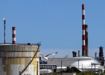 Il petrolio cede più del 3% dopo parole Bessent su possibile accordo Usa-Iran