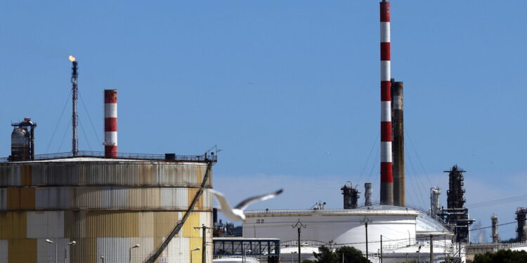 Il petrolio cede più del 3% dopo parole Bessent su possibile accordo Usa-Iran