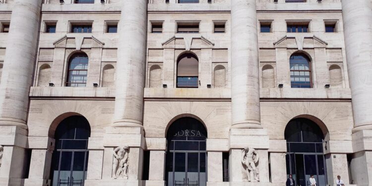 Borsa: Milano debole (-0,4%), prese di beneficio su Stm e Prysmian