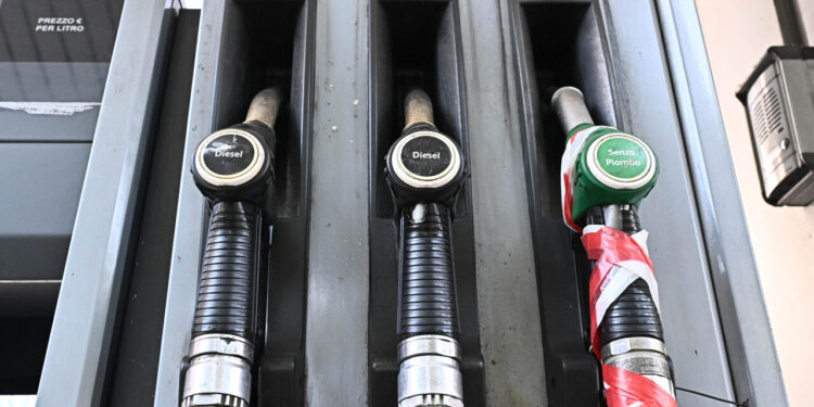 Studio Crc, sull’esodo estivo stangata carburanti, oltre 450 euro da Torino a Palermo