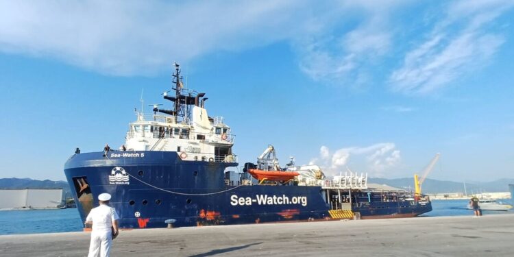 Piantedosi: ’45giorni di fermo e 7.500 euro di multa per la Sea Watch 5′. L’ong: ‘Non collaboriamo con i criminali, il governo può dire lo stesso?’