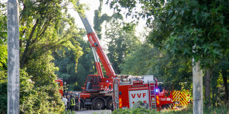 Auto si ribalta in fosso nel Pavese, morta una donna, feriti i due figli