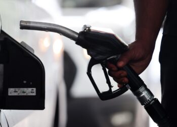 Petrolio a 76 dollari, speranze per la riapertura di Hormuz: perché benzina e diesel non scendono