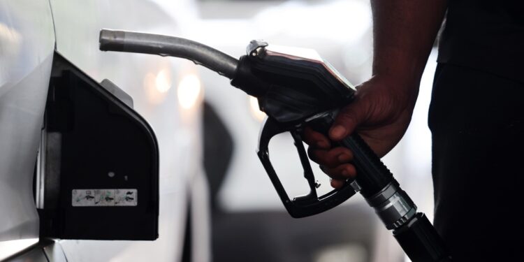 Petrolio a 76 dollari, speranze per la riapertura di Hormuz: perché benzina e diesel non scendono