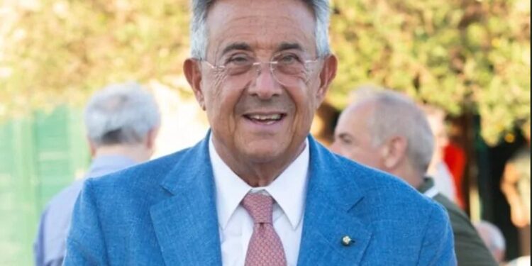 Caccuri celebra Roberto Sergio con cittadinanza onoraria, Premio alla carriera e chiavi della città.