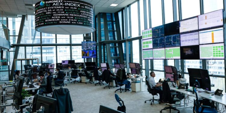 Lo spread rimane stabile a 78 punti base, rendimenti al 3,92%: inizia la settimana delle aste