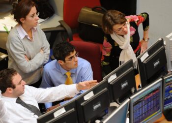 Lo spread cala ancora, 77 punti base e rendimenti al 3,86%: fiducia dei mercati nell’Italia