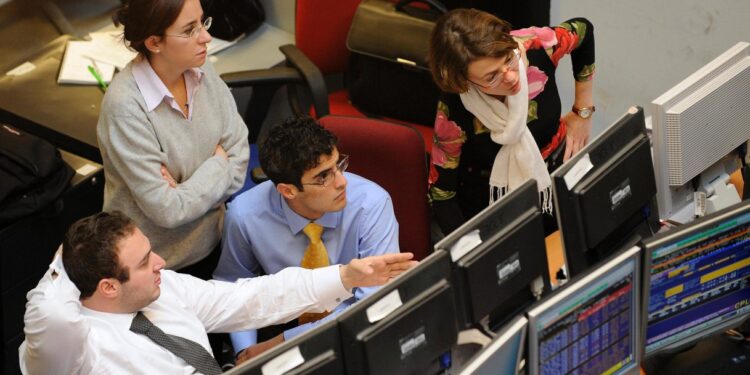 Lo spread cala ancora, 77 punti base e rendimenti al 3,86%: fiducia dei mercati nell’Italia