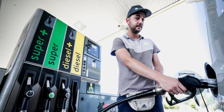 Il prezzo del petrolio è calato del 6%, che effetti ci saranno sulla benzina e sul diesel
