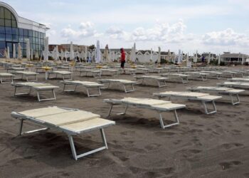 Spiagge vuote, prezzi su e pochi bagnini: l’estate nera dei balneari italiani
