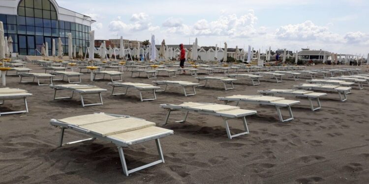 Spiagge vuote, prezzi su e pochi bagnini: l’estate nera dei balneari italiani