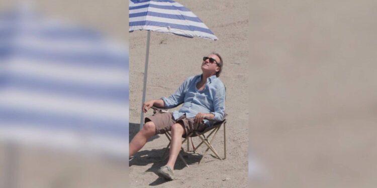 Angelo Bonelli in spiaggia con l’ombrellone…ma è il Po in secca