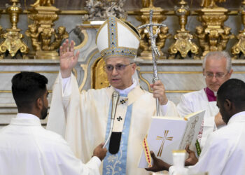 Il Papa, ‘il mondo impone canoni estetici che ci imprigionano’