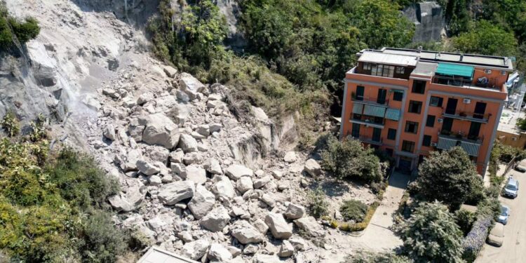 Campi Flegrei, 100 milioni per le case danneggiate e contributi fino a 900 euro al mese
