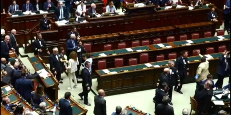 Caso Delmastro, la protesta M5S alla Camera con i cellulari