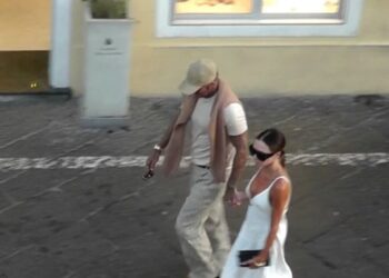 David e Victoria Beckham a Capri, passeggiata mano nella mano in Piazzetta