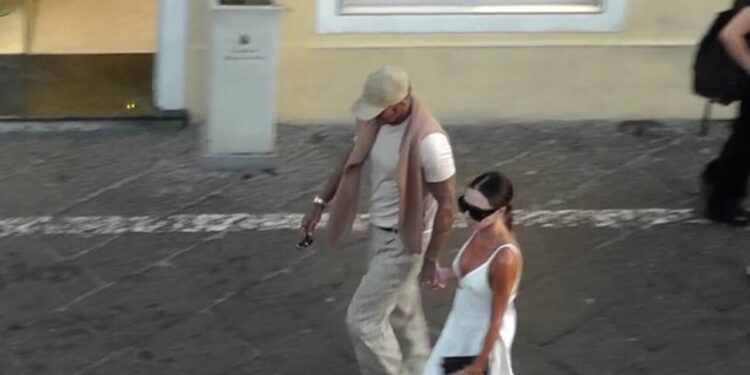 David e Victoria Beckham a Capri, passeggiata mano nella mano in Piazzetta