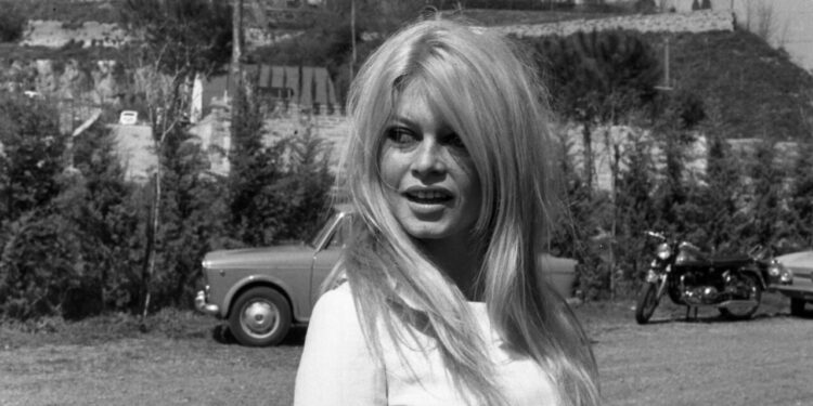 All’asta a Parigi gli effetti personali di Brigitte Bardot, c’è anche la sua Olivetti