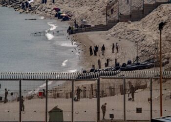 Ceuta, migranti a ridosso del confine: il Marocco li disperde e li trasferisce