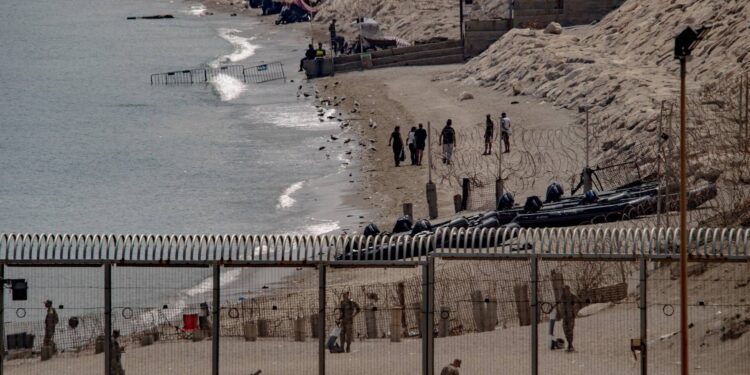 Ceuta, migranti a ridosso del confine: il Marocco li disperde e li trasferisce