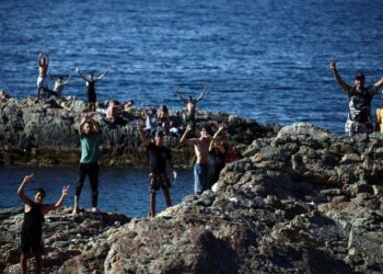 Migranti, Ue: “Controlli frontiera Italia-Spagna temporanei”. Nuovo attacco di Madrid a Roma