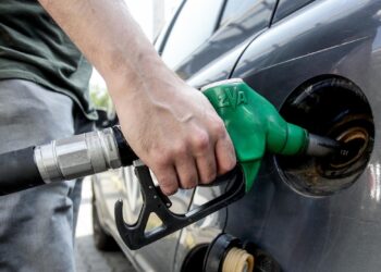 Benzina oltre i 2 euro ma non calano i consumi, toccati i massimi da 16 anni