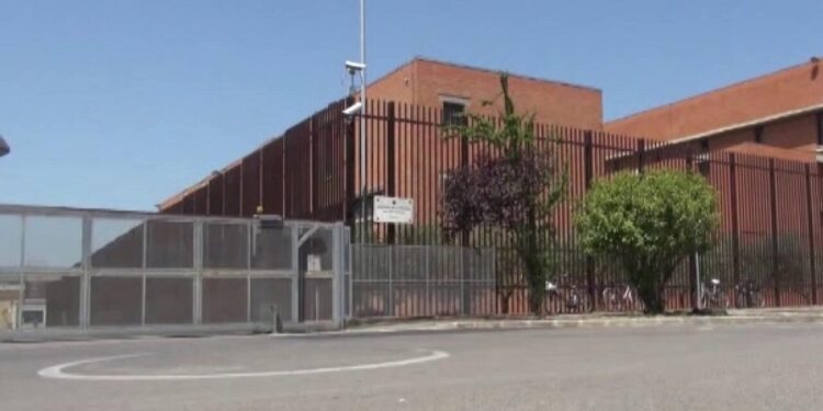 Indagato per tentato omicidio agente che ha sparato a fuggitivo a Prato