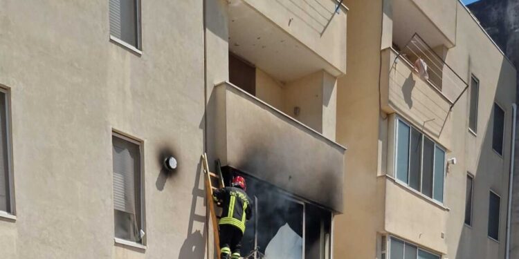 Esplosione in una casa del Brindisino, grave un anziano e 4 bimbi intossicati
