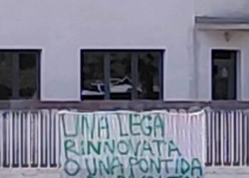 ‘Lega rinnovata o una Pontida di rivolta’, striscione sul pratone