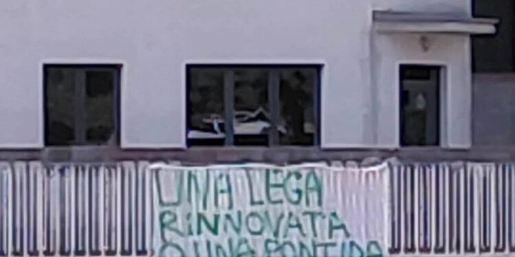 ‘Lega rinnovata o una Pontida di rivolta’, striscione sul pratone