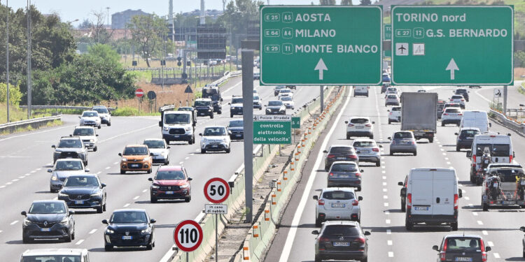 Codacons, su primo esodo estivo stangata carburanti da 370 milioni